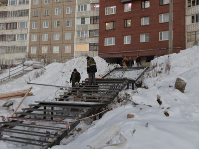 У первой гимназии Мурманска идет ремонт лестницы