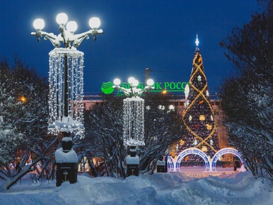 Мурманск к Новому году засиял гирляндами и светящейся бахромой